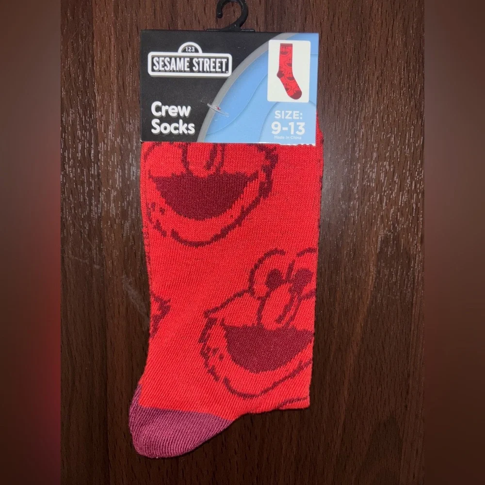 SESAME STREET ELMO NOVELTY CREW SOCKS NWT MEN’S SHOE SIZE 9-13